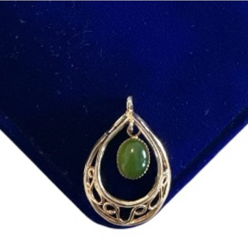 Vintage | Jade & Gold-Tone Necklace Pendant
